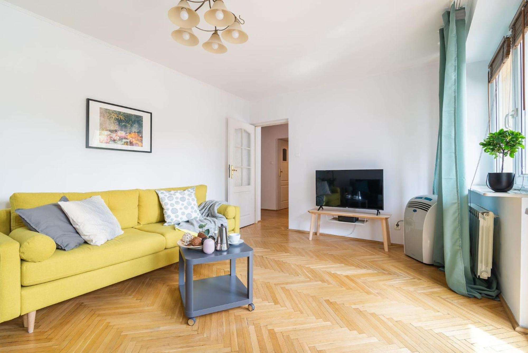 Smolna 8 - Warm With Balcony By Renters Apartment *