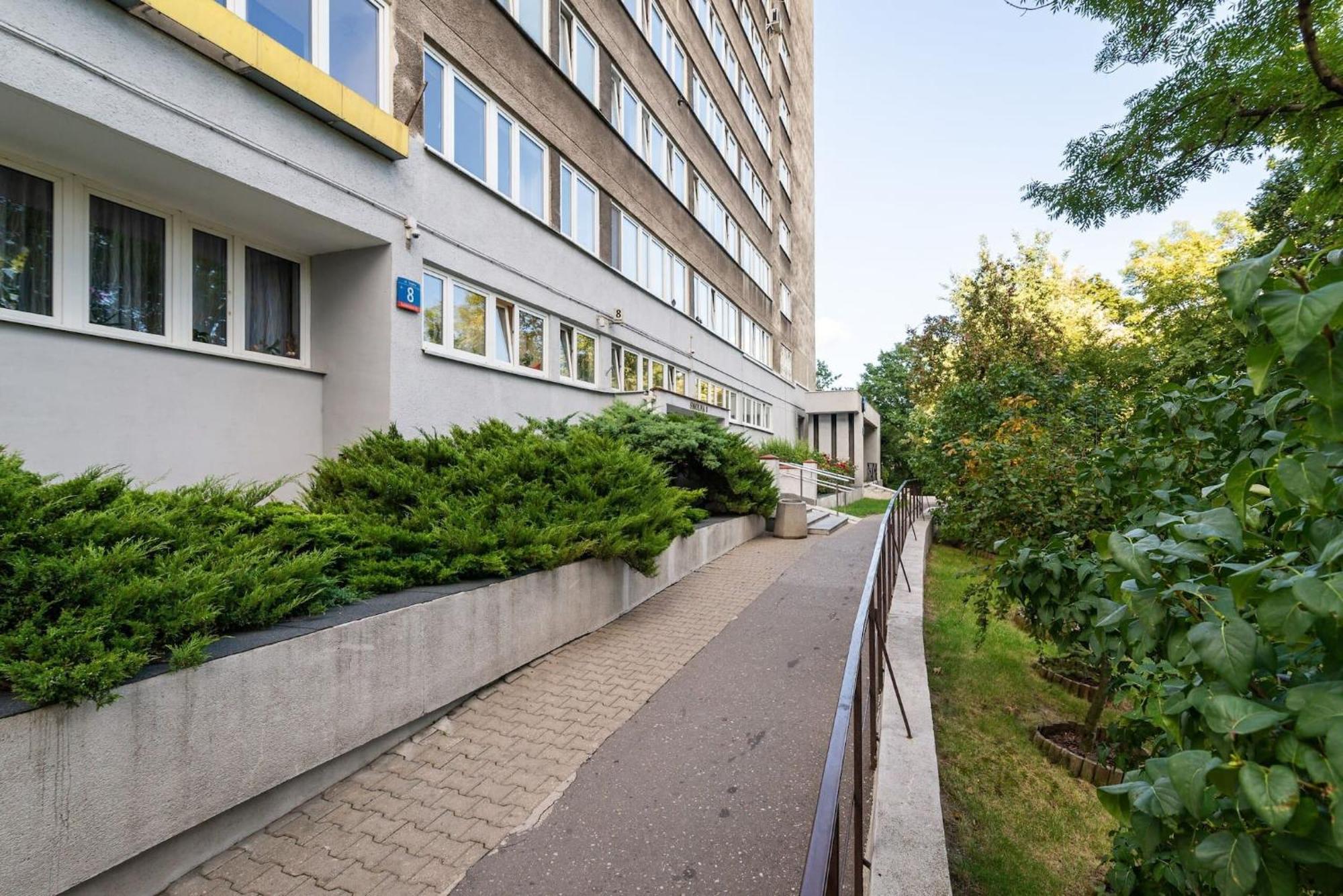 Smolna 8 - Warm With Balcony By Renters Apartment